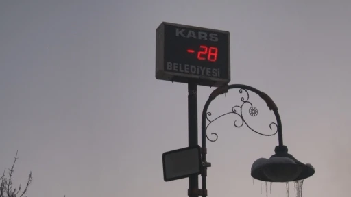 Kars buz tuttu: Termometreler eksi 28&rsquo;i g&ouml;sterdi
