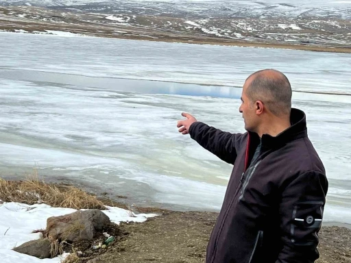 Kars Çıldır Gölü’ndeki buzlar çözülmeye başladı
