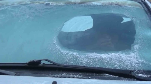 Kars eksi 13’ü gördü: Araç camları buz tuttu
