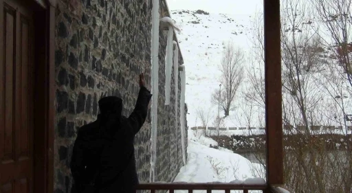 Kars eksi 15&rsquo;i g&ouml;rd&uuml;: &Ccedil;atılarda 3 metrelik buz sarkıtları oluştu
