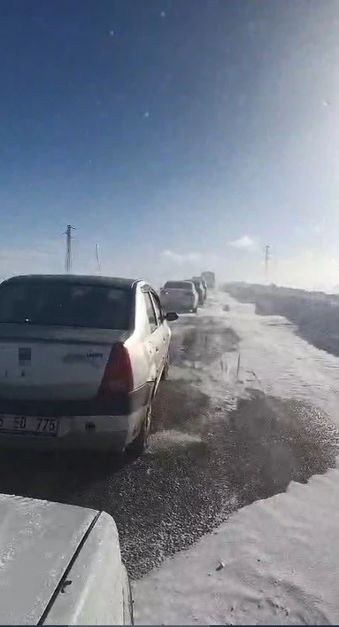 Kars-G&ouml;le yolunda onlarca ara&ccedil; mahsur kaldı
