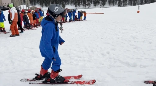 Kars&rsquo;ın &ccedil;ocukları Nisan&rsquo;da 2 metre kar &uuml;zerinde kayak &ouml;ğreniyor
