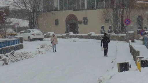 Kars martta beyaza b&uuml;r&uuml;nd&uuml;
