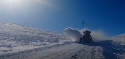 Kars &Ouml;zel İdaresi bin saatlik &ccedil;alışmayla kapalı k&ouml;y yolu bırakmadı
