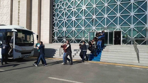 Kars polisi yüzlerce kişiyi dolandıran çeteyi çökertti
