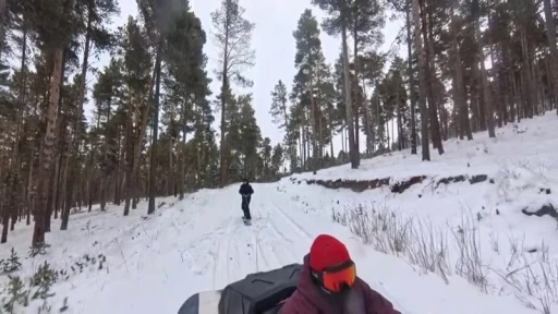 Kars’ta 2 kişi ATV araca bağladığı halatla snowboard yaptı
