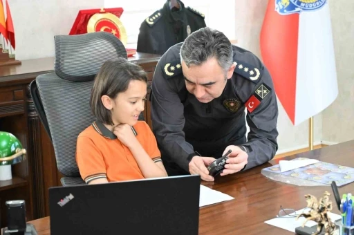 Kars&rsquo;ta 23 Nisan coşkusu: İlkokul &ouml;ğrencisi emniyet m&uuml;d&uuml;r&uuml; koltuğuna oturdu
