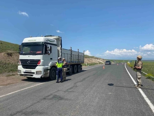 Kars’ta 32 ekip, 98 jandarmanın katımlıyla uygulama
