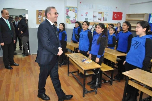 Kars&rsquo;ta 56 bin 651 &ouml;ğrenci karne sevinci yaşadı
