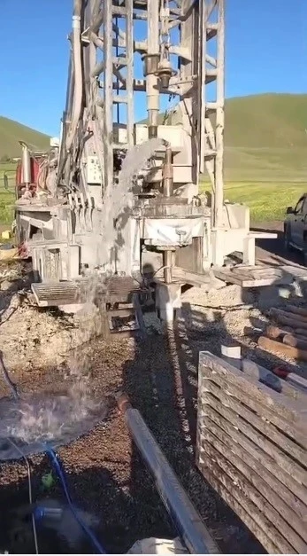 Kars&rsquo;ta Ağadeve K&ouml;y&uuml;&rsquo;ne yeni i&ccedil;me suyu kaynağı: 200 metrede suya ulaşıldı
