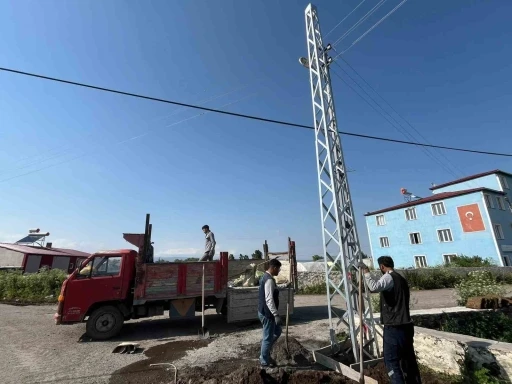 Kars’ta ARAS elektrik köylerde elektrik direklerini yeniliyor
