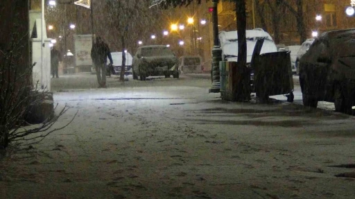 Kars&rsquo;ta bahar yerini kışa bıraktı: Kar yağışı kenti beyaza b&uuml;r&uuml;d&uuml;
