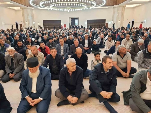 Kars’ta bayram namazında camiler doldu
