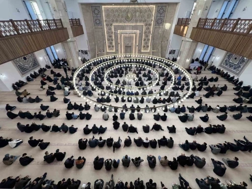 Kars&rsquo;ta bayram namazında camiler doldu taştı
