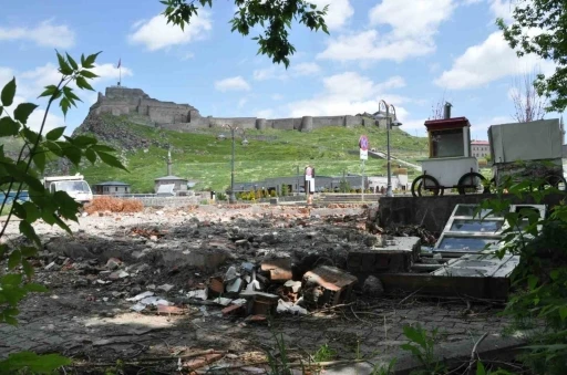 Kars&rsquo;ta belediyeye ait bah&ccedil;e, inşaat kalıntılarıyla tarihi b&ouml;lgeyi olumsuz etkiliyor
