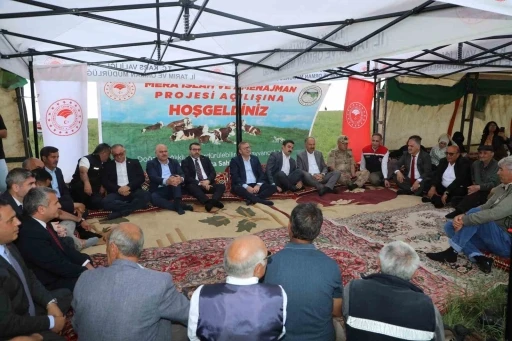 Kars&rsquo;ta bin 200 dekarlık meraya 12 ton g&uuml;bre, 41 &uuml;reticiye 6 bin 150 kilogram korunga tohumu desteği
