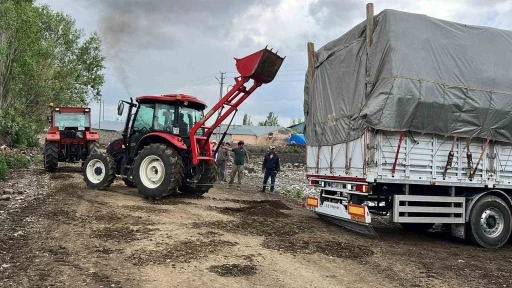 Kars’ta çamura saplanan tır köylülerin yardımıyla kurtarıldı
