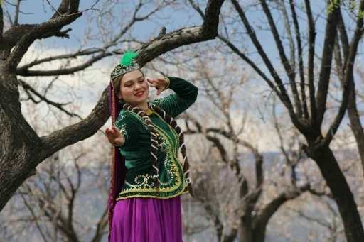 Kars&rsquo;ta &ccedil;i&ccedil;ek a&ccedil;an bağlarda Kafkas dansı g&ouml;rsel ş&ouml;lene d&ouml;n&uuml;şt&uuml;
