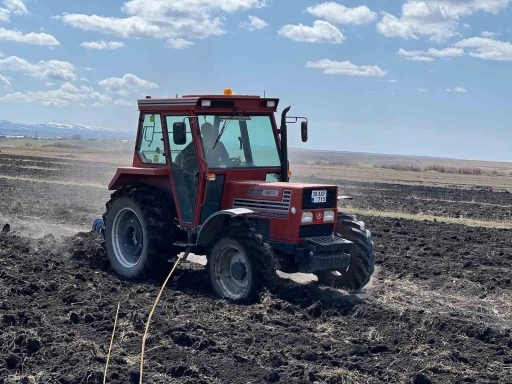 Kars’ta çiftçiler tarlalarını sürmeye başladı
