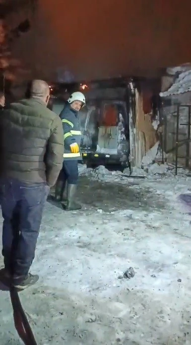 Kars&rsquo;ta donmasın diye altında ateş yakılan ara&ccedil; alev topuna d&ouml;nd&uuml;
