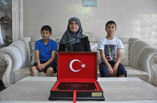 Kars&rsquo;ta duygulandıran bayrak sevgisi: Aynı aileden iki kuşak, 7 yıl arayla valilik &ouml;n&uuml;nde T&uuml;rk bayrağını &ouml;pt&uuml;
