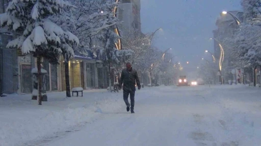 Kars&rsquo;ta eğitime kar engeli: 40 santimetre kar yağdı!
