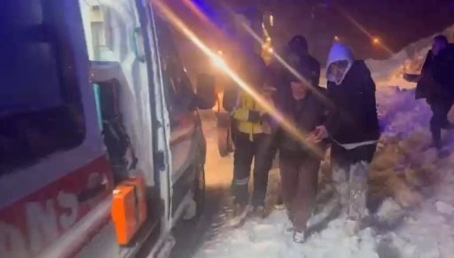 Kars&rsquo;ta ekipler kar engelini aşarak hasta vatandaşa ulaştı
