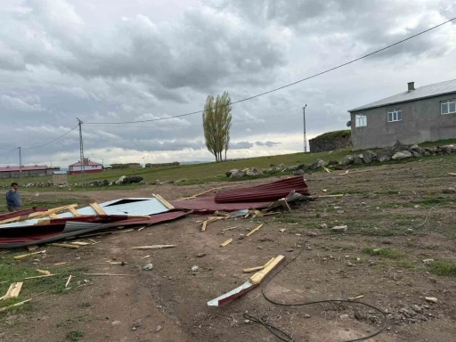 Kars&rsquo;ta fırtına &ccedil;atıyı u&ccedil;urdu
