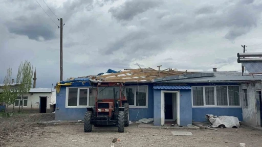 Kars&rsquo;ta fırtına hayatı olumsuz etkiledi: &Ccedil;atılar u&ccedil;tu, g&uuml;neş panelleri savruldu
