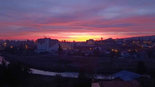 Kars’ta gökyüzü kızıla büründü
