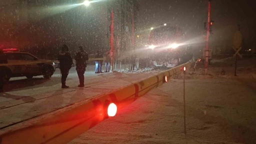 Kars&rsquo;ta hemzemin ge&ccedil;itte lokomotifin &ccedil;arptığı &ccedil;ocuk yaralandı
