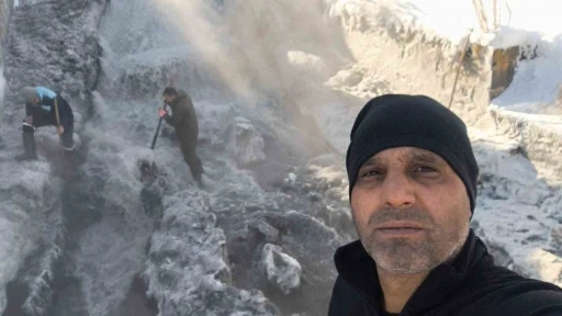 Kars&rsquo;ta HES &ccedil;alışanlarının eksi 30 derece soğukta &rsquo;buz kırma&rsquo; mesaisi
