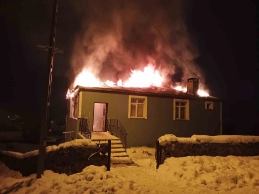 Kars&rsquo;ta imam evi alev alev yandı
