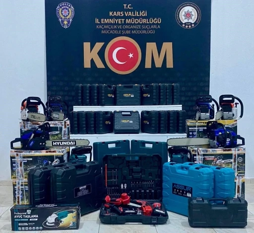 Kars&rsquo;ta ka&ccedil;ak&ccedil;ılık operasyonu: &Ccedil;ok sayıda t&uuml;t&uuml;n ve elektronik malzeme ele ge&ccedil;irildi
