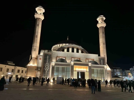 Kars’ta Kadir Gecesi’nde camiler doldu taştı
