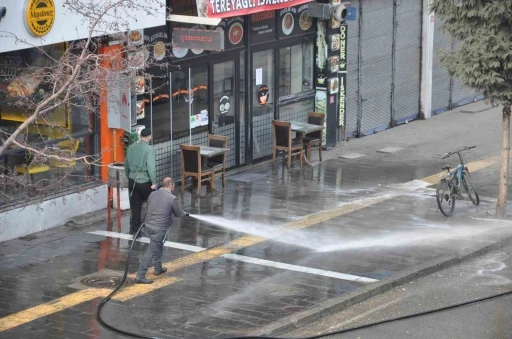 Kars&rsquo;ta kaldırımlar tazyikli suyla yıkanıyor

