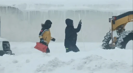 Kars&rsquo;ta kar esaretine &lsquo;&ouml;zel&rsquo; m&uuml;dahale: Ekipler bazı b&ouml;lgelerde vakalara yaya ulaşıyor
