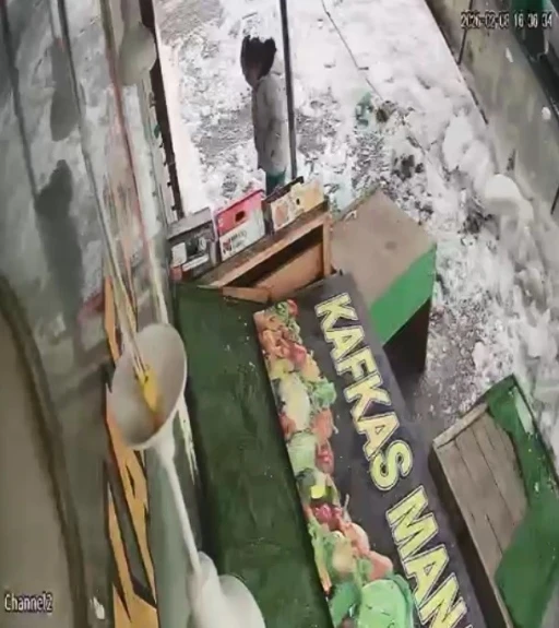 Kars&rsquo;ta kar k&uuml;tlesinden şans eseri kurtuldu
