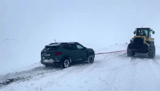 Kars&rsquo;ta kar ve tipi ge&ccedil;it vermiyor
