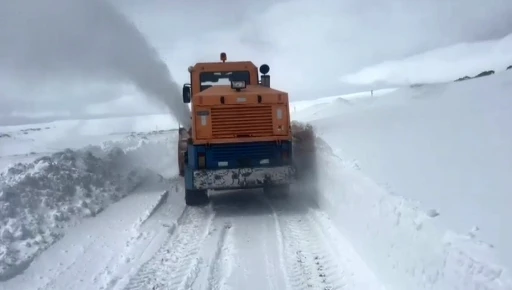 Kars&rsquo;ta kar ve tipi: Kapalı k&ouml;y yollar i&ccedil;in &ccedil;alışma başlatıldı
