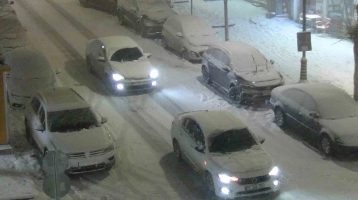 Kars&rsquo;ta kar ve tipiden g&ouml;z g&ouml;z&uuml; g&ouml;rm&uuml;yor
