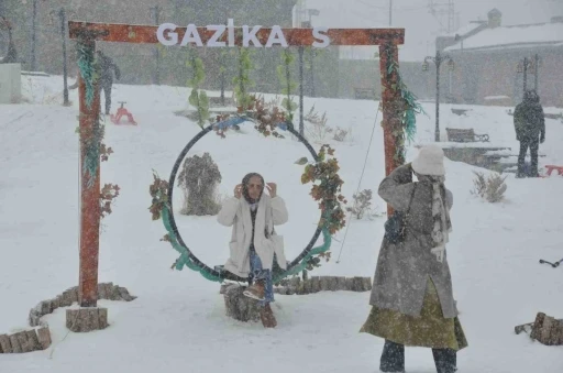 Kars&rsquo;ta kar yağışı eğlenceye d&ouml;n&uuml;şt&uuml;
