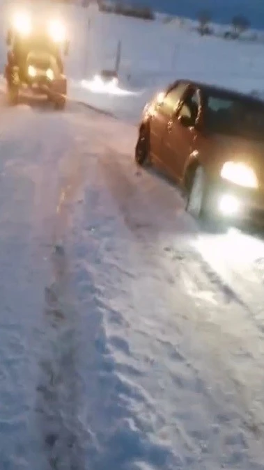 Kars&rsquo;ta kara saplanan ara&ccedil;lar vatandaşlar tarafından kurtarıldı
