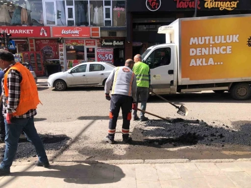 Kars’ta karayolları ekiplerinden asfalt yama çalışması

