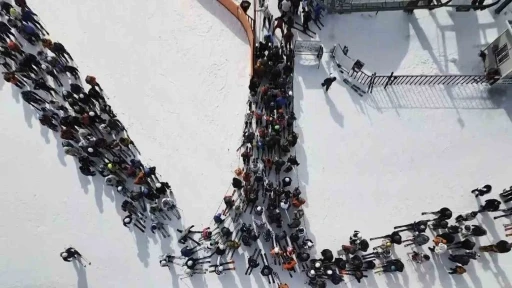 Kars&rsquo;ta kayağını kapan Sarıkamış&rsquo;a koştu
