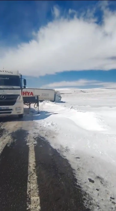 Kars&rsquo;ta kayan tır yolu kapattı
