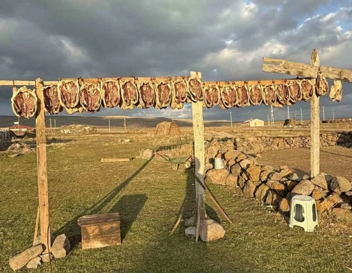 Kars’ta kazlar tellerde kurutuluyor
