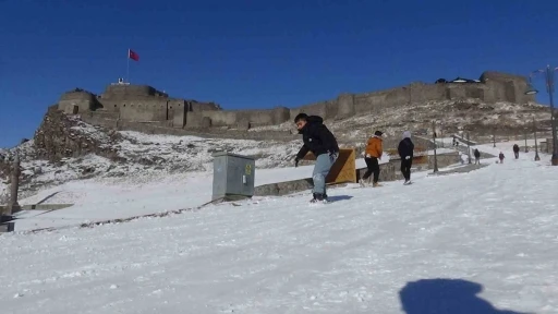 Kars&rsquo;ta kızağını kapan kale yokuşuna koştu
