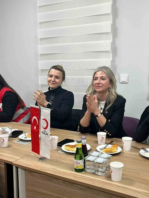 Kars&rsquo;ta Kızılay&rsquo;dan &uuml;niversite &ouml;ğrencilerine "Anne Eli" iftarı
