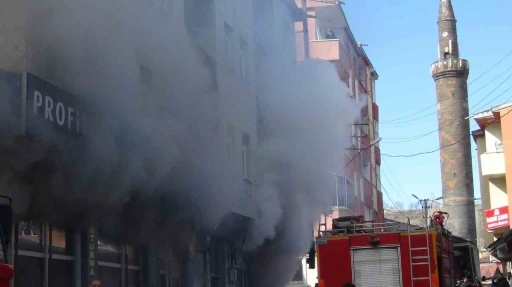 Kars&rsquo;ta korkutan yangın: Mobilya deposu alevlere teslim oldu
